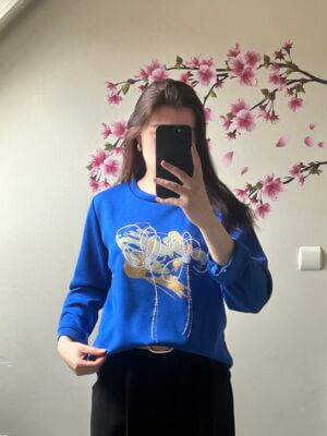 Sweater blauw met bloem